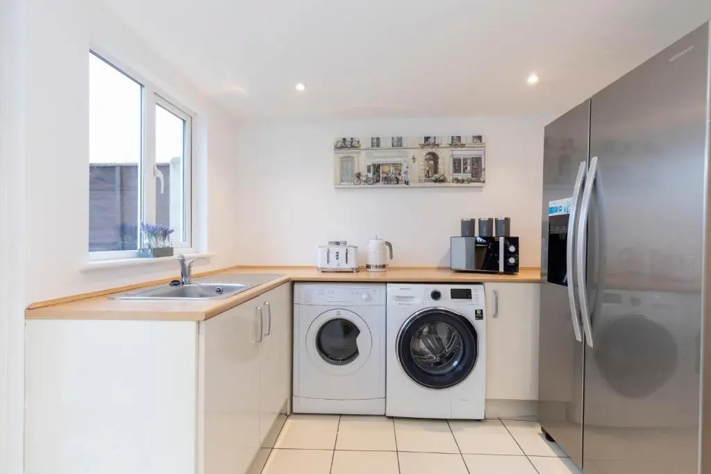 4-Bed Home with Hot Tub near Gloucester City