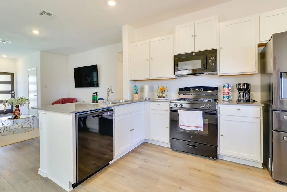 Hutto Getaway w/ Yard, 9 Mi to Lake Pflugerville!