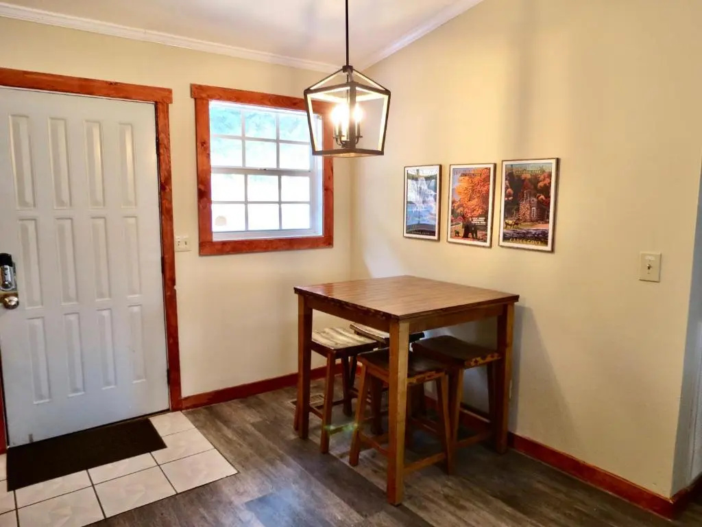 Million Dollar Views! 4 Bedroom, Sleeps 9, close to National Park and 5 mi to Gatlinburg!