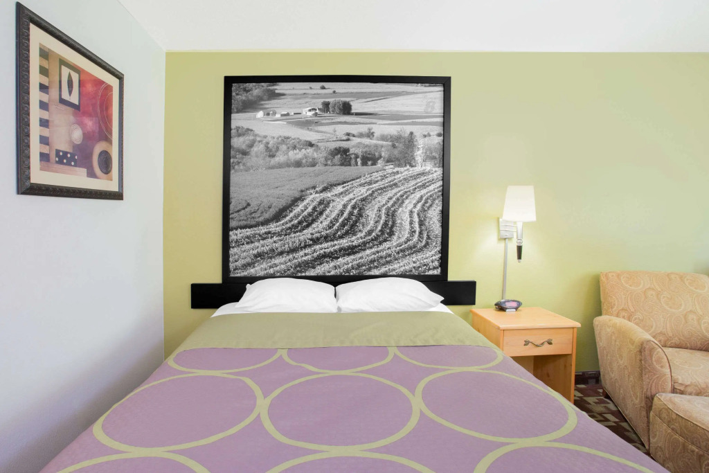 Super 8 by Wyndham Independence IA