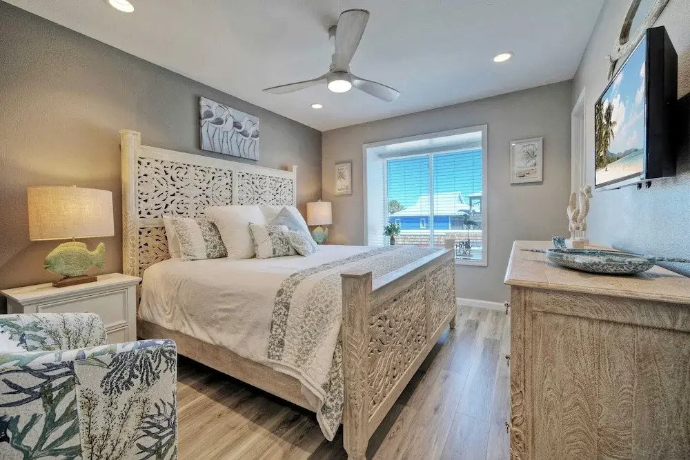 2 Condos Beach Access, 2 Pools, Pickleball & Tennis Island Retreat Complex