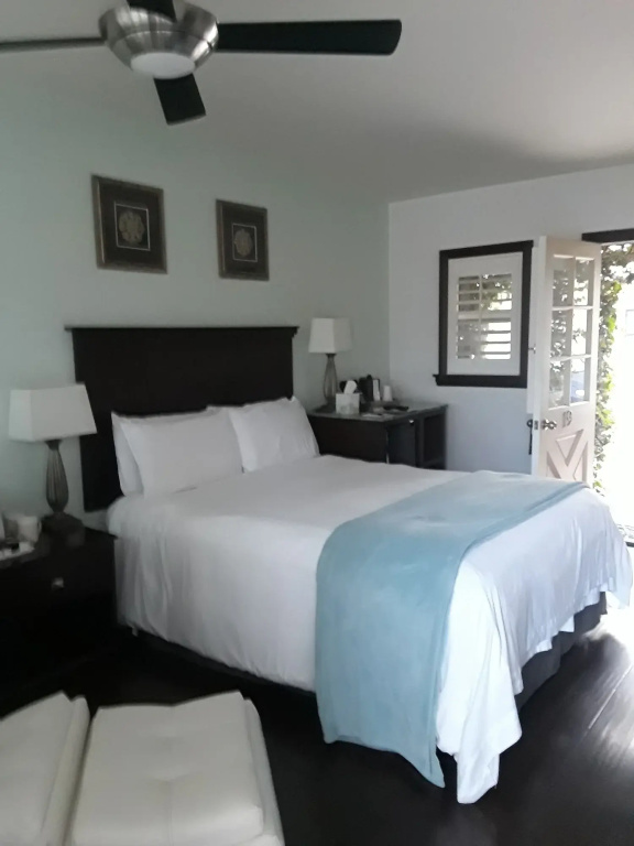 Malibu Country Inn