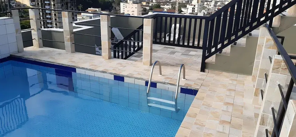 BIWA Condomínio cm Piscina, 1garagem, WI-FI 300 Mega, Central de vigilância remota , Centro do Guarujá, próximo à Praia da Enseada e próx do Comércio, horários check-in e check-out flexíveis