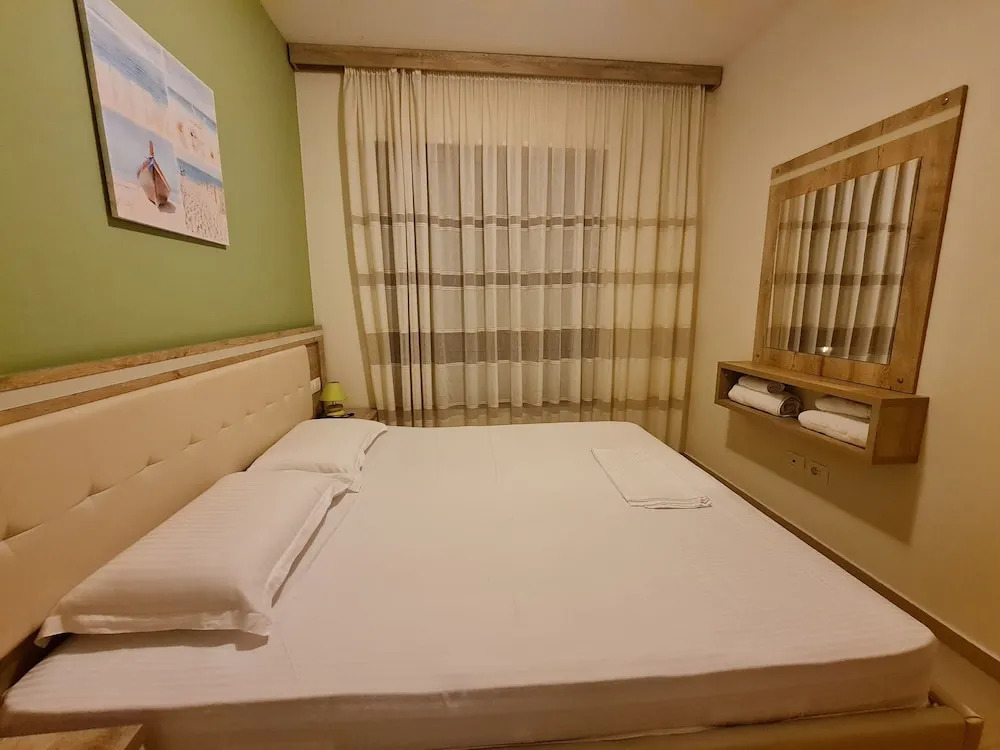 2-bedroom, Sleeps 4, Free Parking