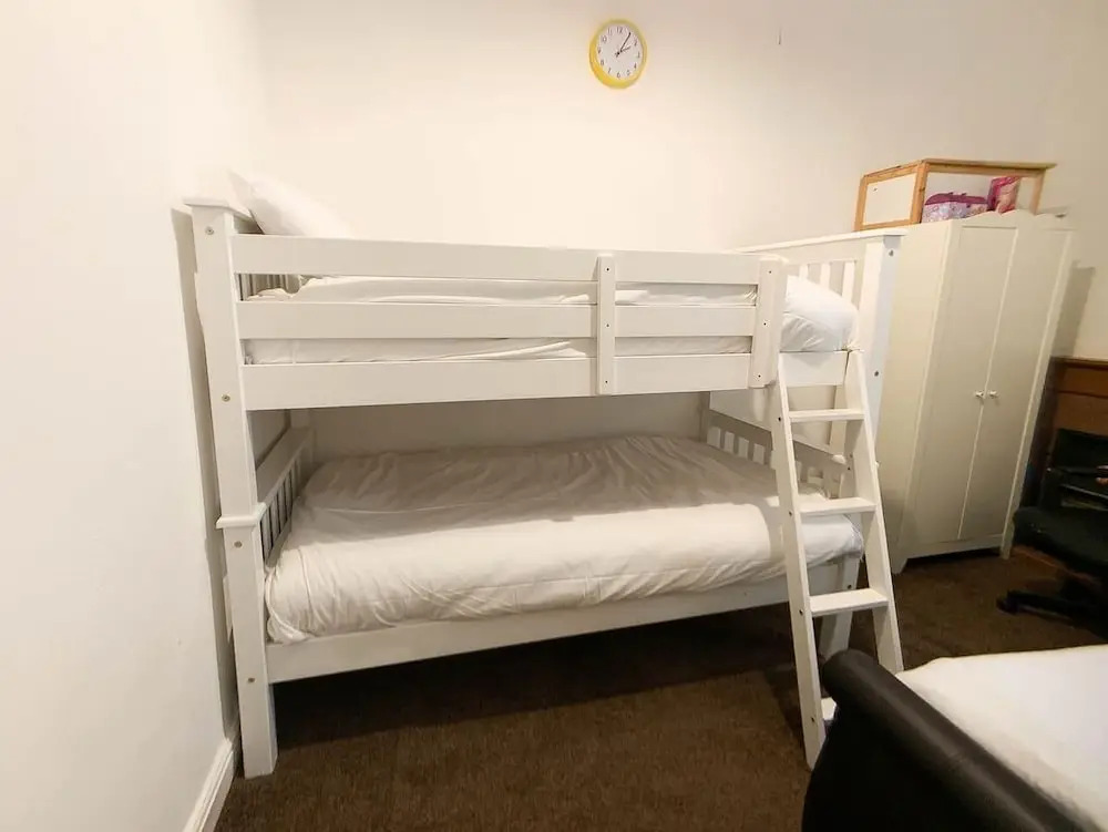 Large Glasgow South Family Home - Free Parking