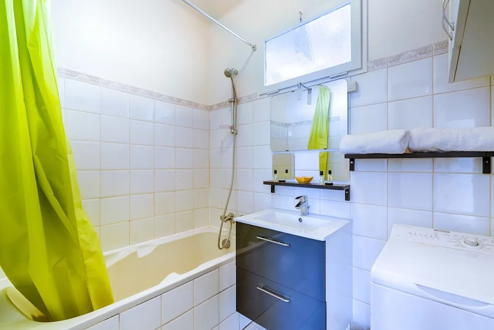 Prado - Velodrome : 2-bedroom Flat With Carpark