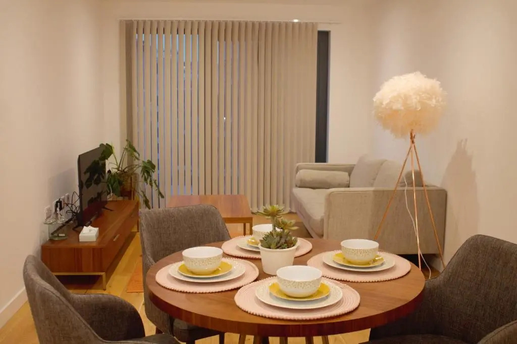 whats she want-- 2beds 2bath apartment