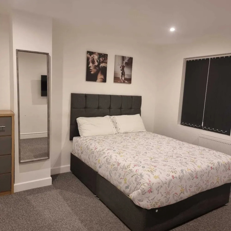 Charming 4-bed House in Enfield North London