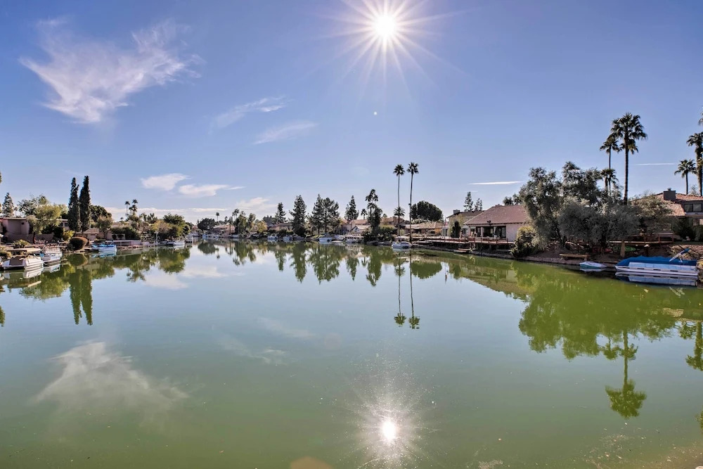 4 Mi to Asu: Lake-view Condo w/ Patio, Pool Access