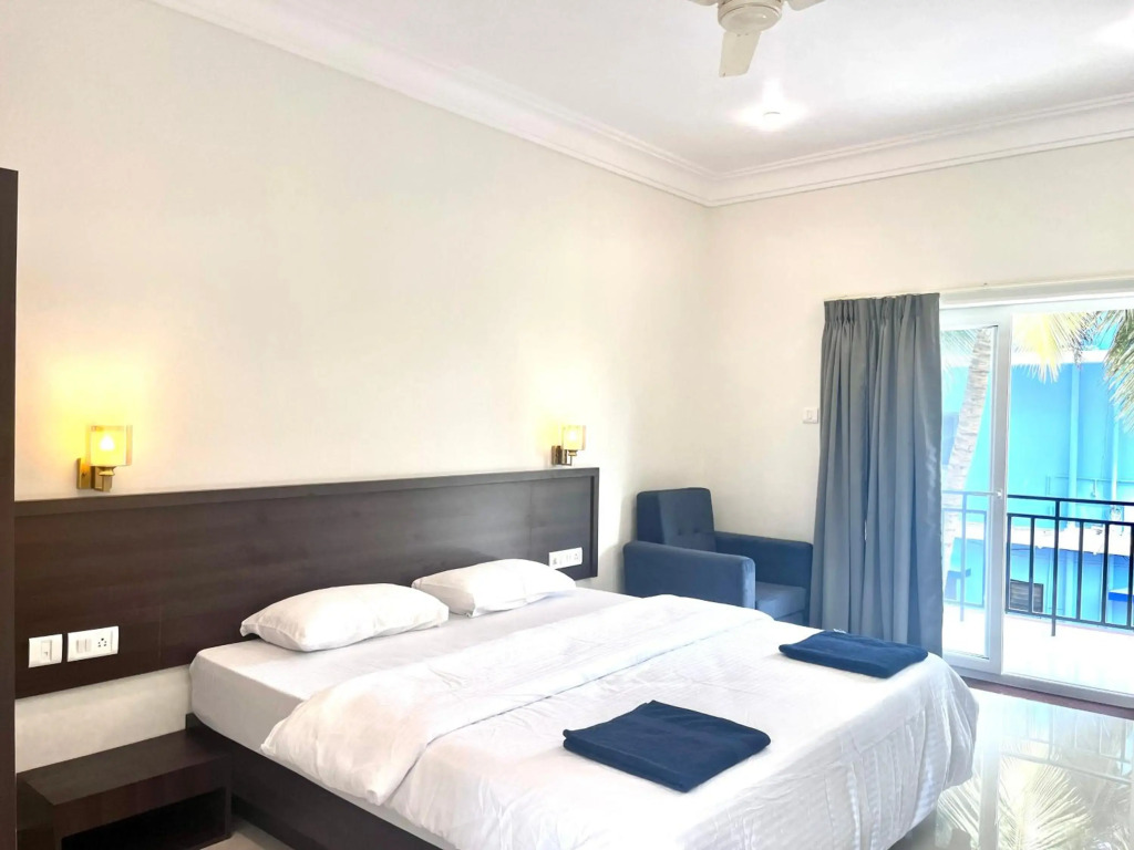 Morjim Sunset Guesthouse- Apartments with Kitchen & AC Rooms