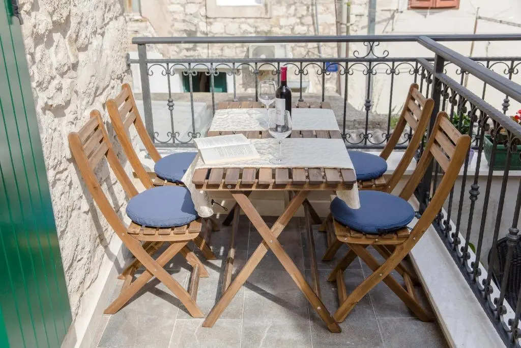 Luxury Apt Petra in 400 year old stone house 4+2