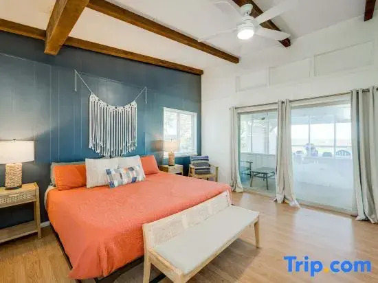 HOA POOL: 4/2, PANO lake views, private hot tub