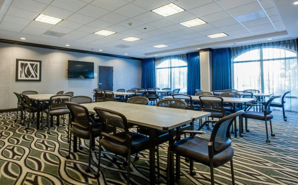 Holiday Inn Express & Suites Charleston Arpt-Conv Ctr Area by IHG