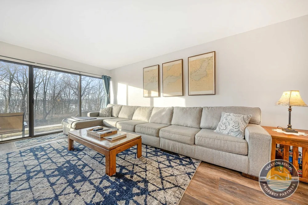 Lake Geneva Condo With Pool, Fireplace & Parking