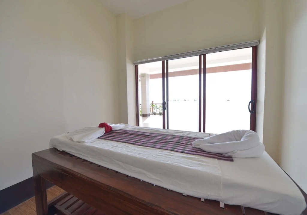 Ngwe Saung Yacht Club & Resort