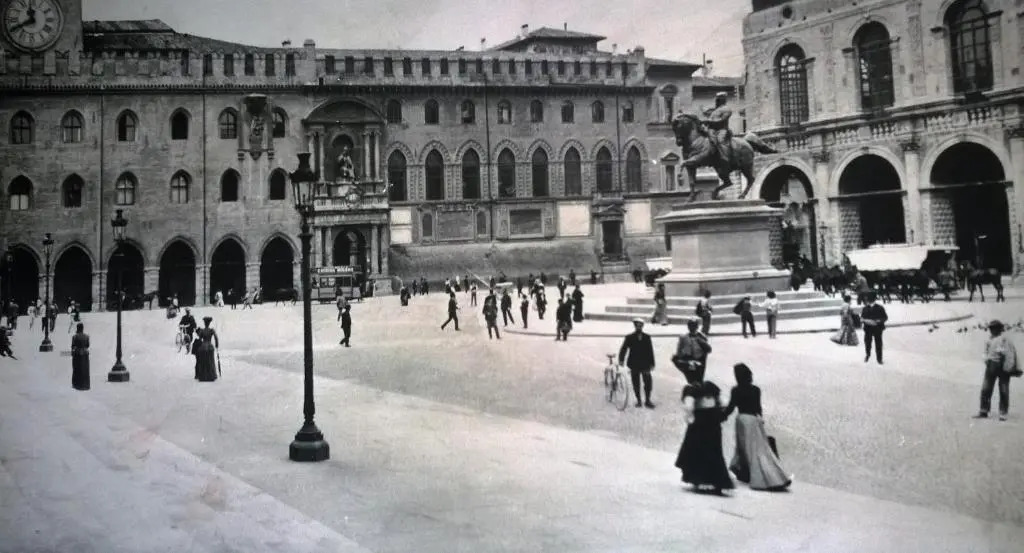 Residenza Due Torri check in presso HOTEL CENTRALE Vicolo Cattani 7