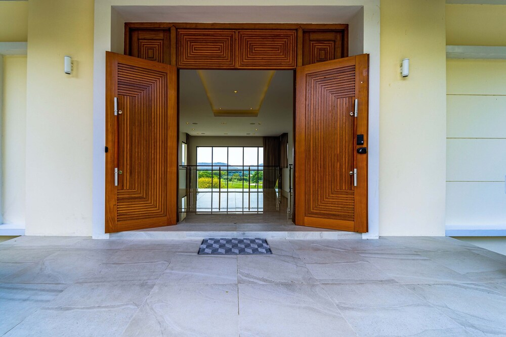Luxury Mansion On Golf Course - BMG5