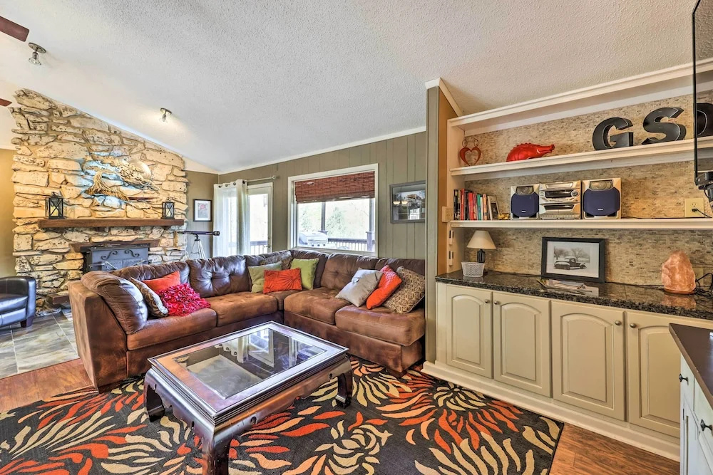 Holiday Island Home: Hot Tub & Wood Stove