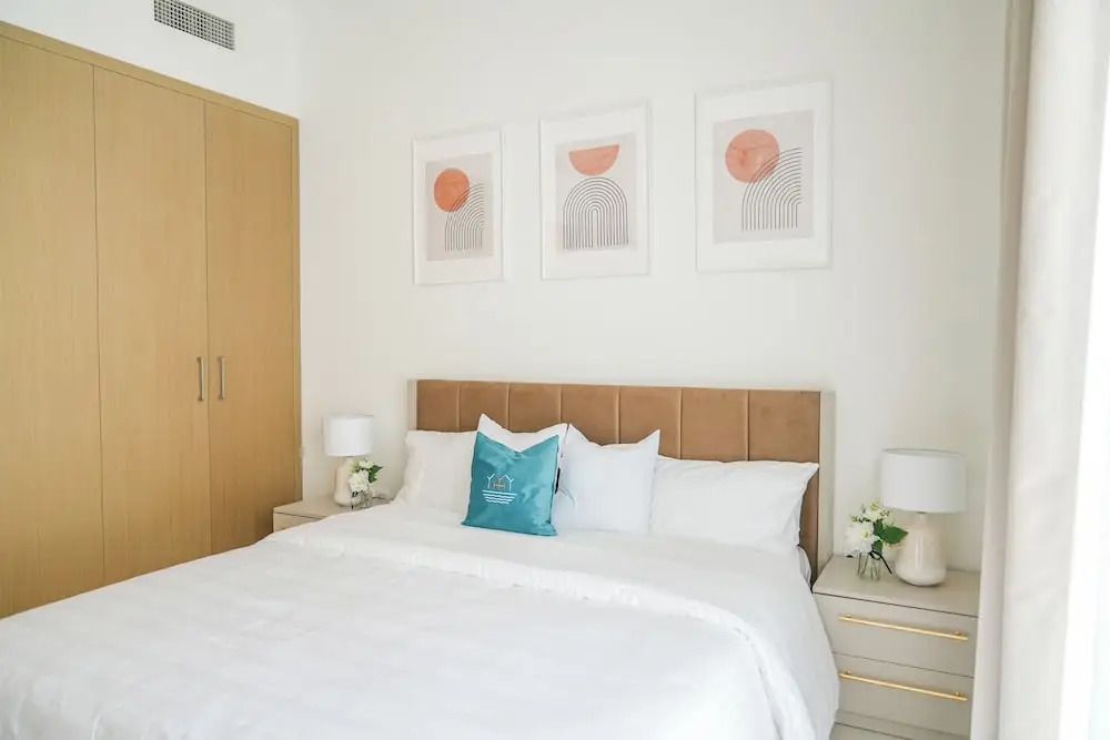 Yogi - Elegant Apartment With Balcony Amidst Vibrant Area