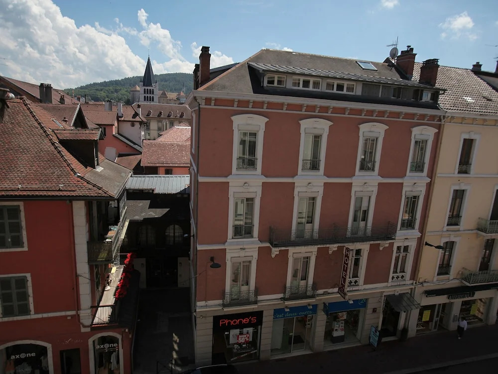 1 bedroom with elevator in downtown Annecy