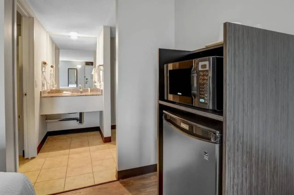 Motel 6 Brooks AB