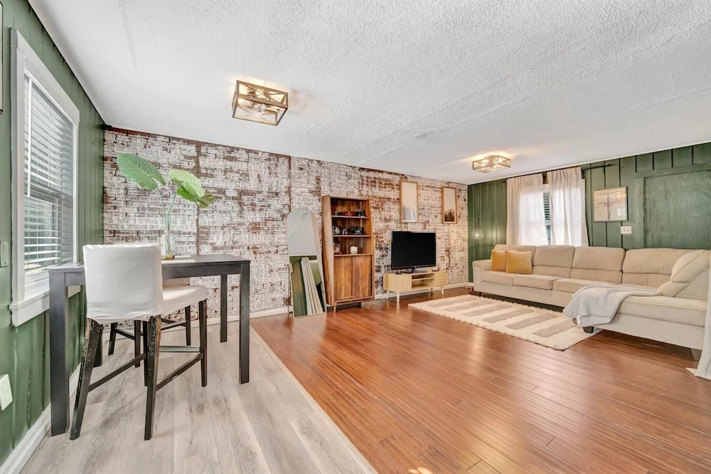 Swann Ave House 4B 3B Sleeps 10 Near Hyde Park