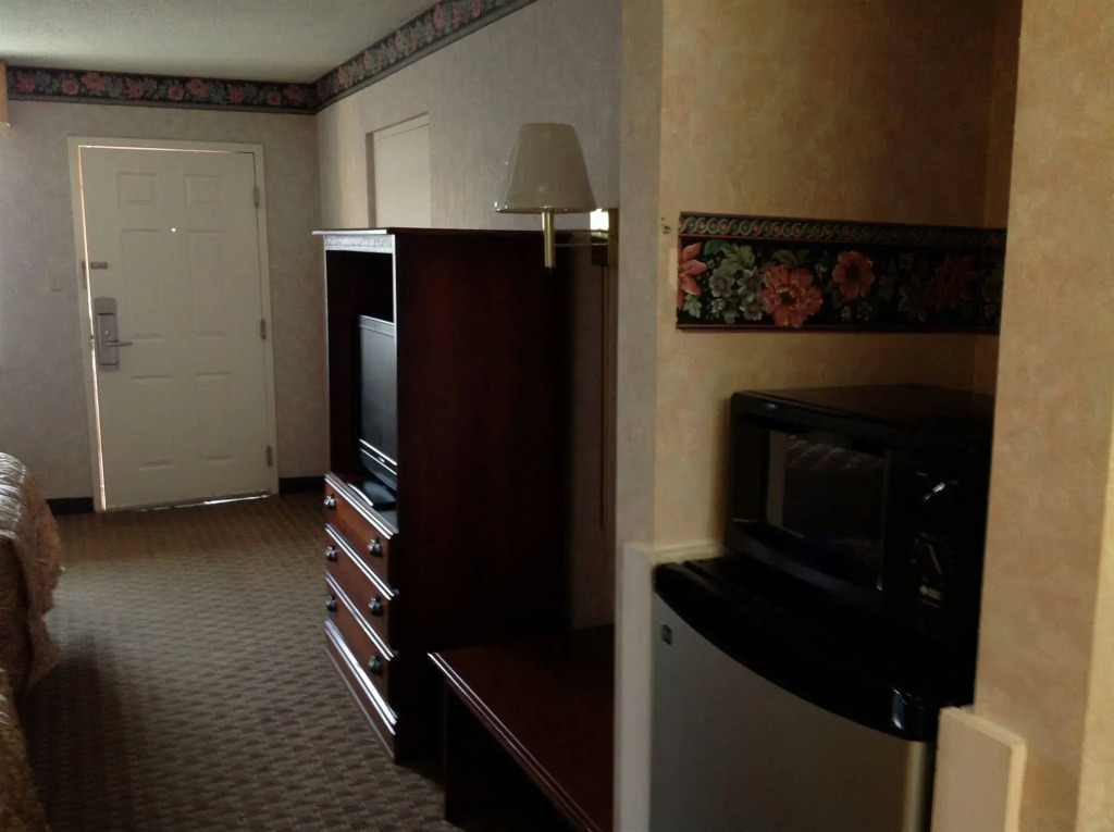 Colonial Inn & Suites /Airport/Graceland