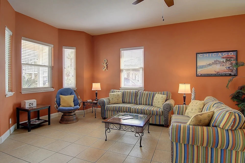Tropical Niche 3 Bedroom Home by Redawning