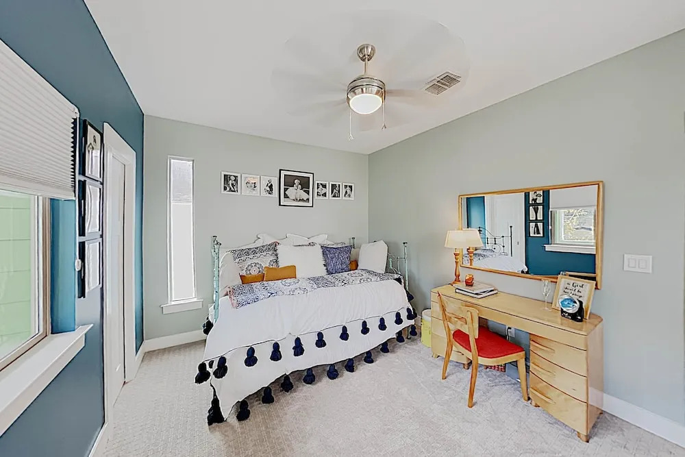 New Listing! Bouldin Creek W/ Rooftop Deck 4 Bedroom Home