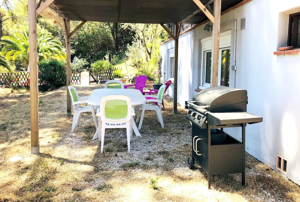 Apartment With one Bedroom in Le Beausset, With Wonderful sea View, Pool Access, Enclosed Garden - 8 km From the Beach
