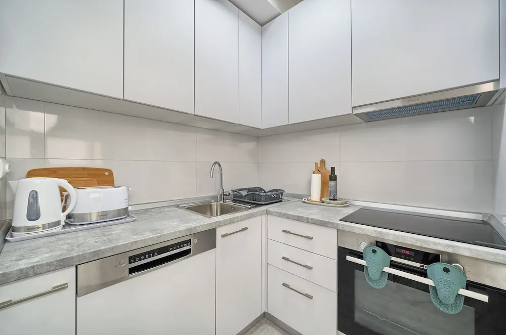 A1-luxury apt w big Balcony, 4 min Walk to Beach