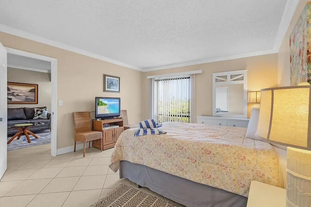 Bay Village 126: Charming Beachfront 2br/2ba Condo W/ Balcony 2 Bedroom Condo