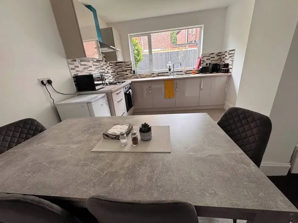 City Centre-4 Br-sleeps 7-garden-free Parking