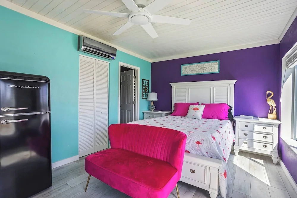 Room-flamingo Room on the Cotee River