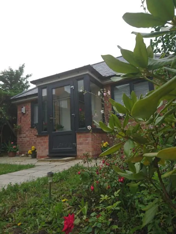 Comfortable double bedroom lovely bungalow