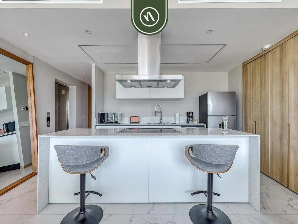 Luxury 3 BR Condo - Beach Access 1 Block Away