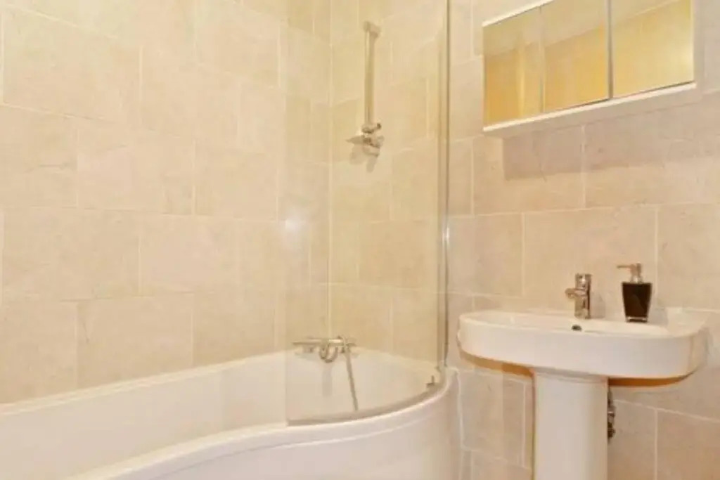 Beautiful 6 Bedroom with spacious Lounge & Rooms Free parking