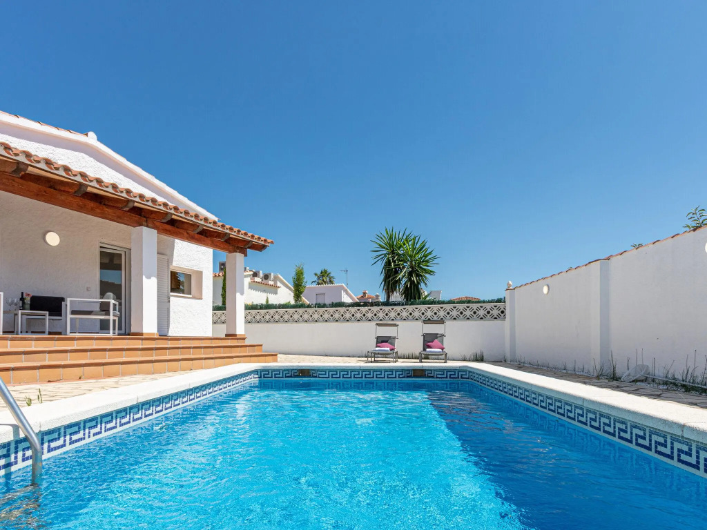 Villa in Empuriabrava With Private Pool & Mooring
