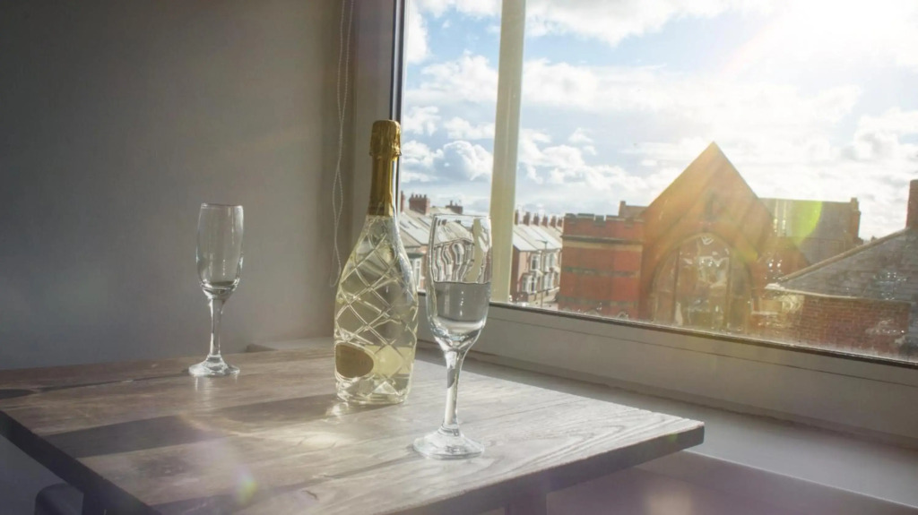Find "DWELLCOME HOME Ltd" site for 10oo10 assurance from past guests - Huge 4 Bedroom Townhouse with 7 beds, 3 kings, 1 double, 2 singles, double sofa bed 100 Mbps broadband, free parking, Miles better than a hotel