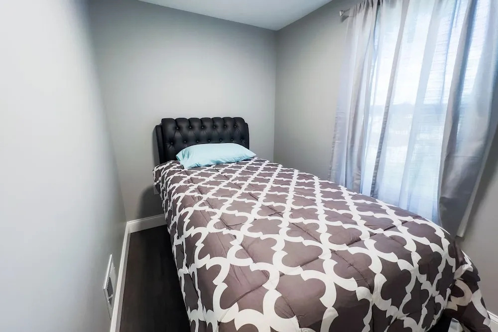 Group Friendly 6BR Near Aquarium & Niagara Falls