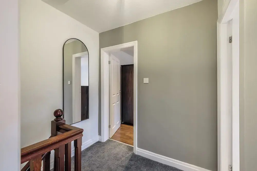 Sleek 2B/1B Retreat in Lindley, Huddersfield