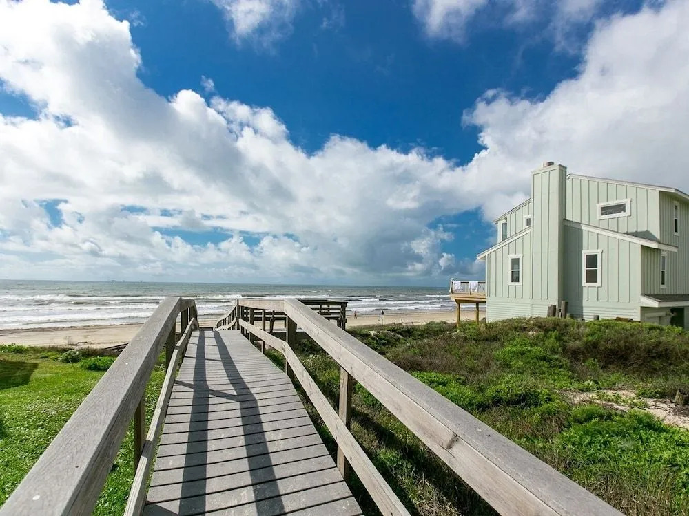 Beachfront Luxury 3BR/3BA Lost Colony Property by RedAwning