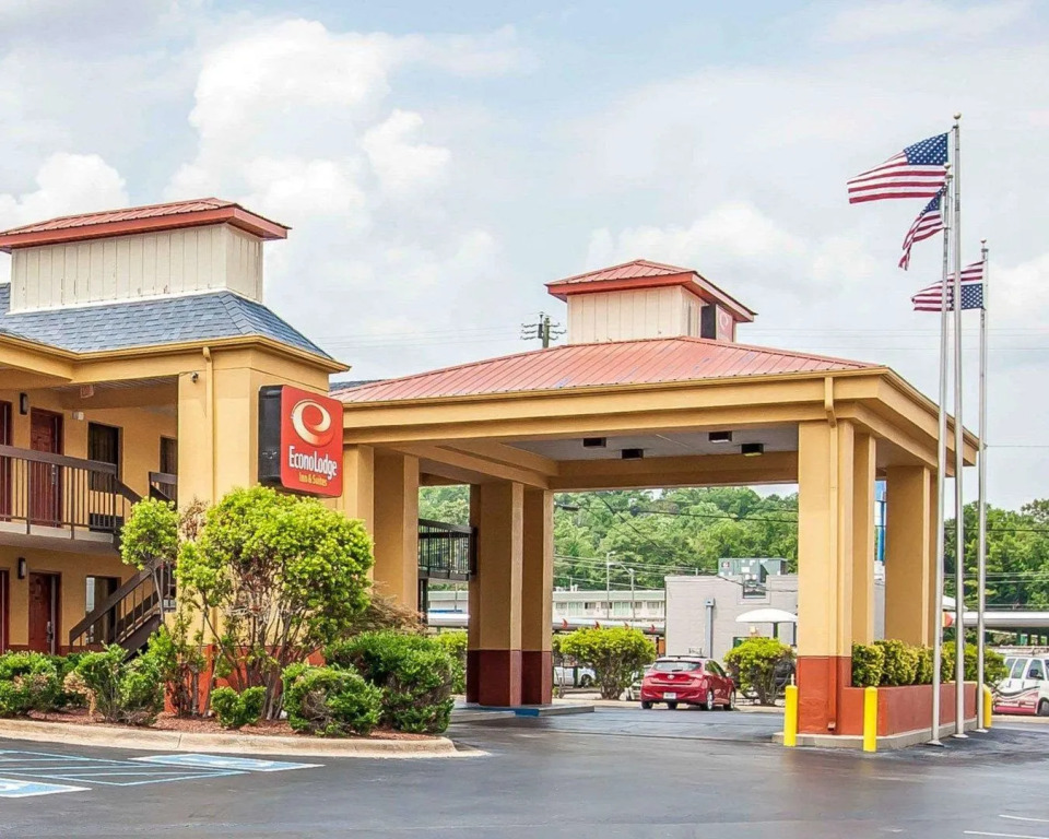 Econo Lodge Inn & Suites