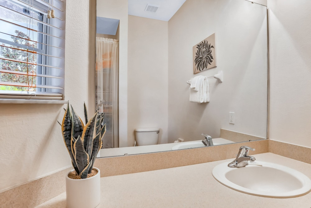 Two-story, Dog-friendly gem Near Theme Parks With Pool, Central AC & On-site gym