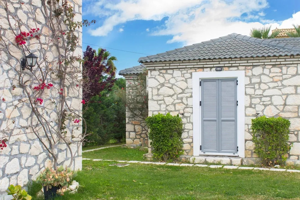 Harmony Villa - Serene Villa for 6 Near Lagana With Private Patio and Parking