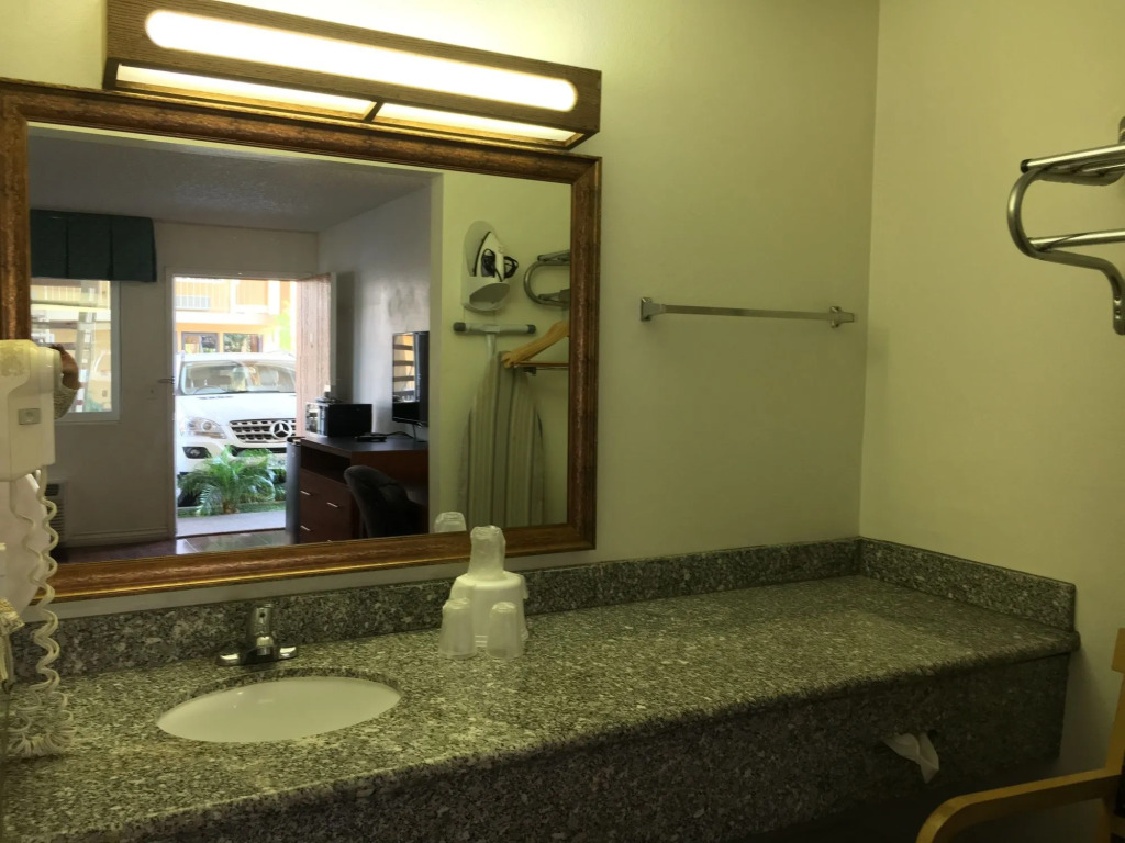 Riverside Inn & Suites