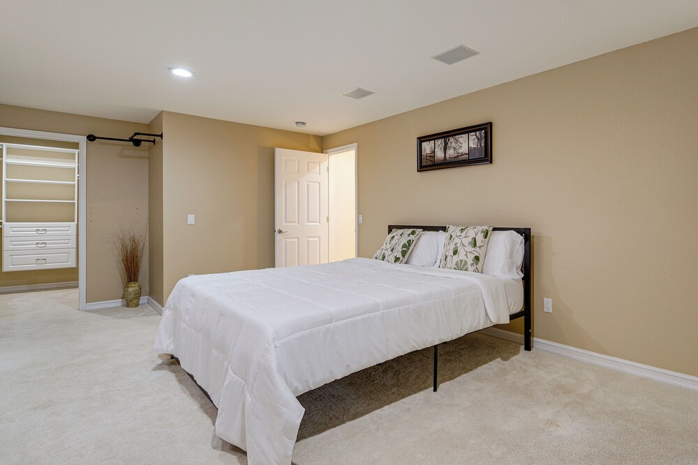 Lake-view Woodinville Retreat w/ Hot Tub + Theater