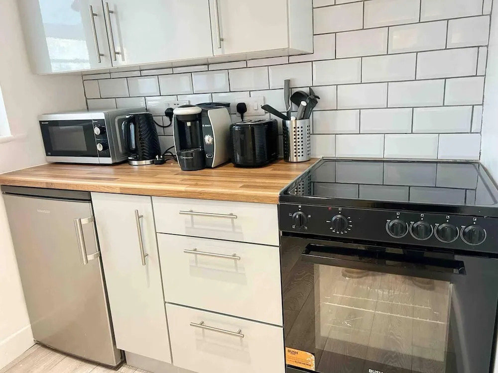Cool 2 Bed House Hornchurch, Arcade Games, Parking