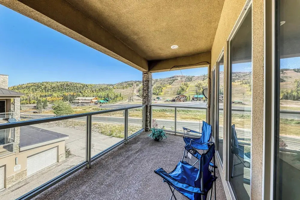 Modern 1BR Mountain View Balcony Steps to Lift