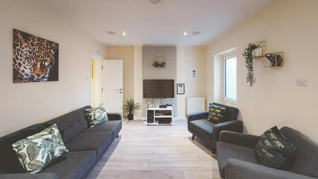 Spacious 4-bed house in Crewe by 53 Degrees Property, ideal for Contractors & Business, FREE parking - sleeps 7